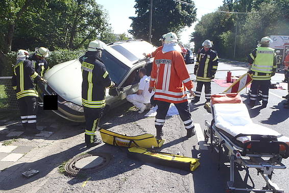 LeineBlitz: Mann Wird Bei Unfall Im Auto Eingeklemmt