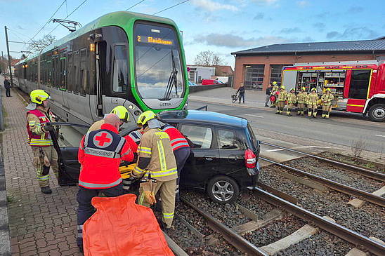 Personenkraftwagen kollidiert in Rethen mit Straßenbahn