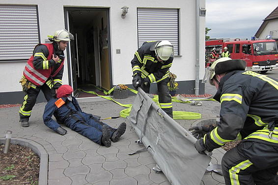 LeineBlitz: Feuerwehr-Übungsdienst: Zwei Pumpen saugen etliche 100 Liter  Wasser an