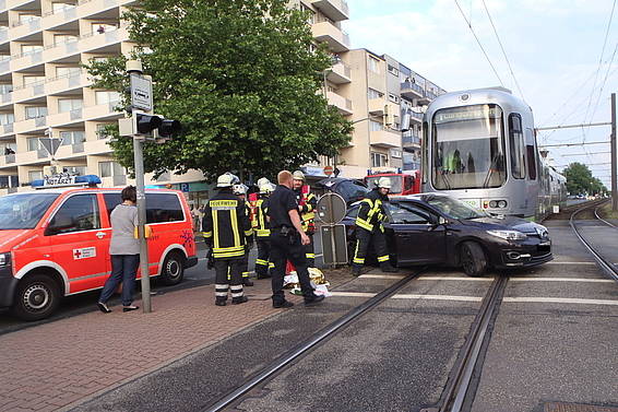 LeineBlitz: Zwei Verletzte Nach Kollision Zwischen Renault Und Straßenbahn