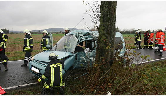 LeineBlitz: Frau Nach Unfall Im Auto Eingeklemmt