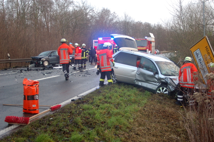 LeineBlitz: Zwei Autos Kollidieren Frontal Auf Der B 443