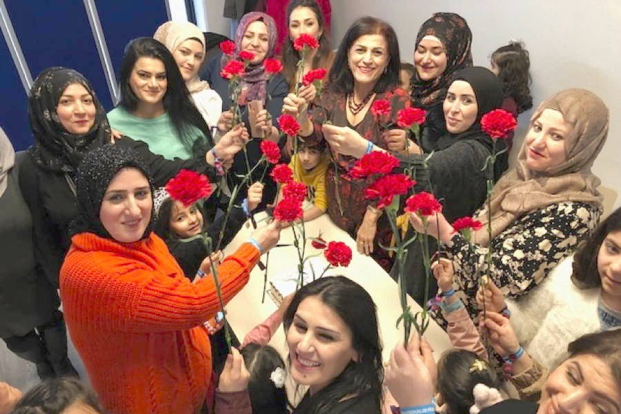 Leineblitz Kino Im Stadthaus Frauen Aus Dem Irak Und Syrien Feiern Im Marktplatz 5