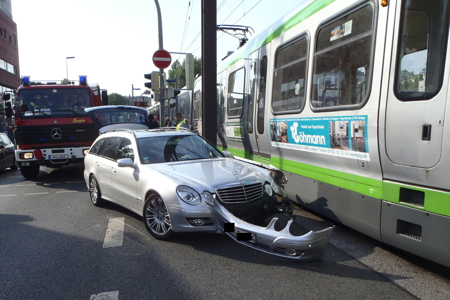 LeineBlitz: Mercedes Kollidiert Mit Straßenbahn